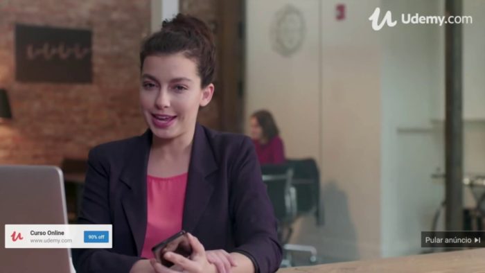 Quem é a atriz do comercial da Udemy? Mistério revelado!